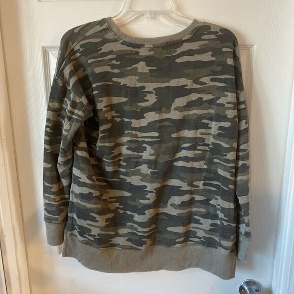 Lucky Brand Women’s Camouflage Sweatshirt Size XS Slit Sides Pullover - Picture 5 of 8